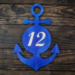 ξύλινη πινακίδα μπλε σε σχήμα άγκυρα με νούμερο για την πόρτα δωματίου ξενοδοχείου