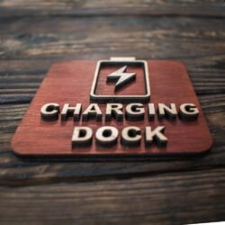 Ξύλινη Πινακίδα για Ύπαρξη Σημείου Φόρτισης Κινητού &euro;9,99