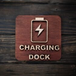 Ξύλινη Πινακίδα για Ύπαρξη Σημείου Φόρτισης Κινητού 10Χ10