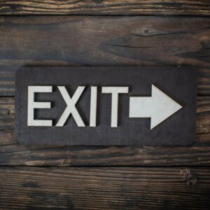 πινακίδα σήμανσης από ξύλο με τη λέξη exit και βέλος προς τα δεξιά