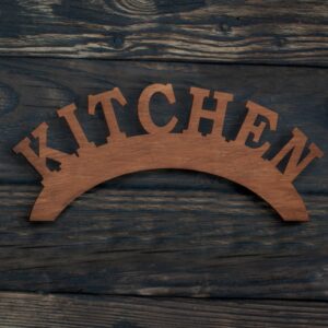 ξύλινη πινακίδα με χαραγμένη τη λέξη kitchen σε τοξωτό σχήμα