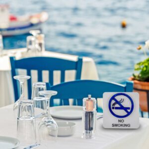 Ξύλινη Πινακίδα "Απαγορεύεται το Κάπνισμα" Λευκό Μπλε πάνω σε καλοκαιρινό τραπέζι