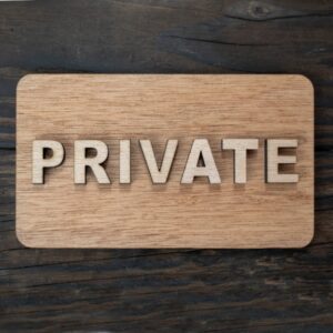πινακίδα σήμανσης από ξύλο με τη λέξη private με επικολλημένα στοιχεία 3D