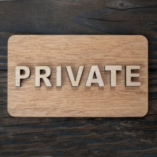 πινακίδα σήμανσης από ξύλο με τη λέξη private με επικολλημένα στοιχεία 3D