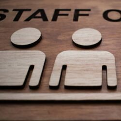 Ξύλινη Πινακίδα Staff Only &euro;16,99