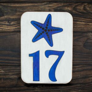 οινακίδα για δωμάτιο ξενοδοχείου με τον αριθμό 17 σε μπλε χρώμα και σχέδιο αστερίας μπλε