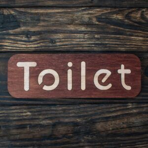 ξύλινη πινακίδα για την τουαλέτα με αγγλικό κείμενο toilet