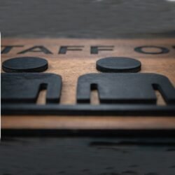 Ξύλινη Πινακίδα Staff Only &euro;16,99