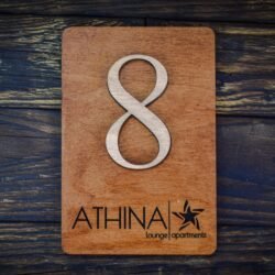 Ξύλινη Πινακίδα Αρίθμησης Δωματίου για Ξενοδοχείο ή Πανσιόν με Λογότυπο &euro;10,99