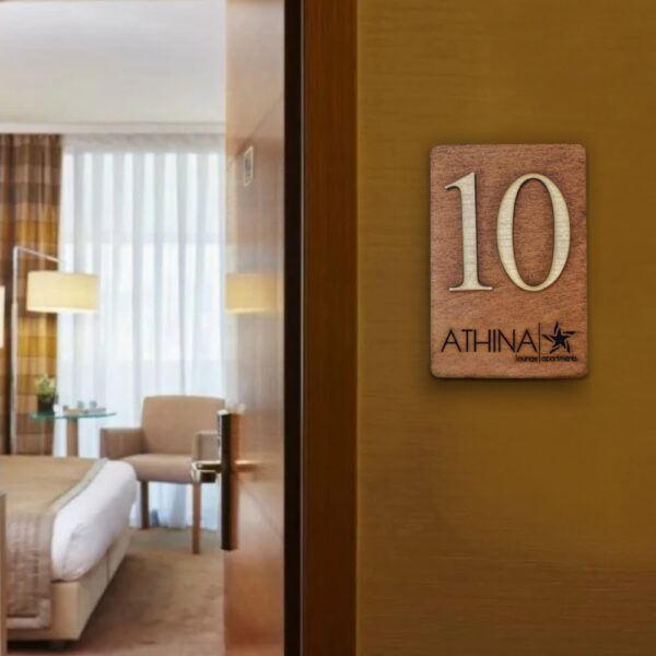 Ξύλινη Πινακίδα Αρίθμησης Δωματίου για Ξενοδοχείο ή Πανσιόν με Λογότυπο €10,99