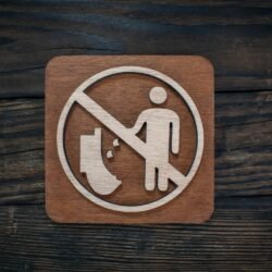 τετράγωνη ξύλινη πινακίδα 10Χ10cm "όχι απορρίμματα στον ουρητήρα"