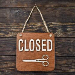 Ξύλινη Πινακίδα για Κουρείο Open/Closed Καρυδί &euro;21,99