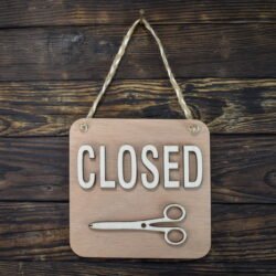 Ξύλινη Πινακίδα για Κουρείο Open/Closed Φυσικό Χρώμα