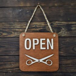 Ξύλινη Πινακίδα για Κουρείο Open/Closed Καρυδί