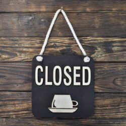 ξύλινη πινακίδα open/closed &euro;21,99