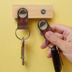 Κρεμάστρα Κλειδοθήκη από Ξύλο και Δέρμα 2 Θέσεων