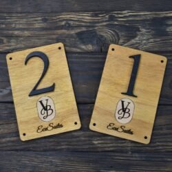 Ξύλινη Πινακίδα Αρίθμησης Δωματίου για Ξενοδοχείο ή Πανσιόν με Λογότυπο &euro;10,99