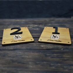 Ξύλινη Πινακίδα Αρίθμησης Δωματίου για Ξενοδοχείο ή Πανσιόν με Λογότυπο &euro;10,99