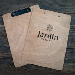 Ξύλινος πίνακας μενού με μαυρο clipboard και ονομα καταστηματος σε δρυς χρωμα