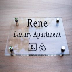 Πινακίδα Plexiglass με Όνομα Airbnb και Αποστάτες 4 Πινακίδα Plexiglass με Όνομα Airbnb