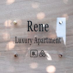 Πινακίδα Plexiglass με Όνομα Airbnb και Αποστάτες 2 Πινακίδα Plexiglass με Όνομα Airbnb και Αποστάτες