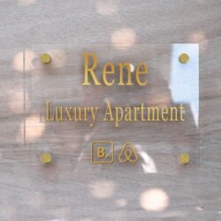 Πινακίδα Plexiglass με Όνομα Airbnb και Αποστάτες 6 Πινακίδα Plexiglass με Όνομα Airbnb €41,99