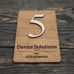 Ξύλινη Πινακίδα Αρίθμησης Δωματίου για Ξενοδοχείο ή Πανσιόν με Λογότυπο &euro;10,99