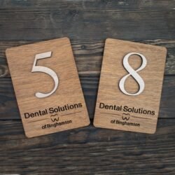 Ξύλινη Πινακίδα Αρίθμησης Δωματίου για Ξενοδοχείο ή Πανσιόν με Λογότυπο &euro;10,99