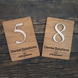 Ξύλινη Πινακίδα Αρίθμησης Δωματίου για Ξενοδοχείο ή Πανσιόν με Λογότυπο