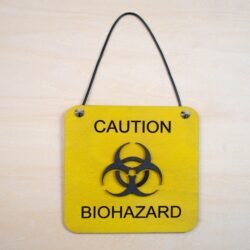 Πινακίδα Σήμανσης Biohazard Κρεμαστή με Κορδόνι