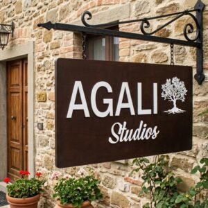 Αρχική 1 Ξύλινη Επιγραφή με Στοιχεία Plexiglass λευκά κρεμασμένη σε μεταλλική βάση πάνω σε τοίχο πέτρινου εξοχικού σπιτιού