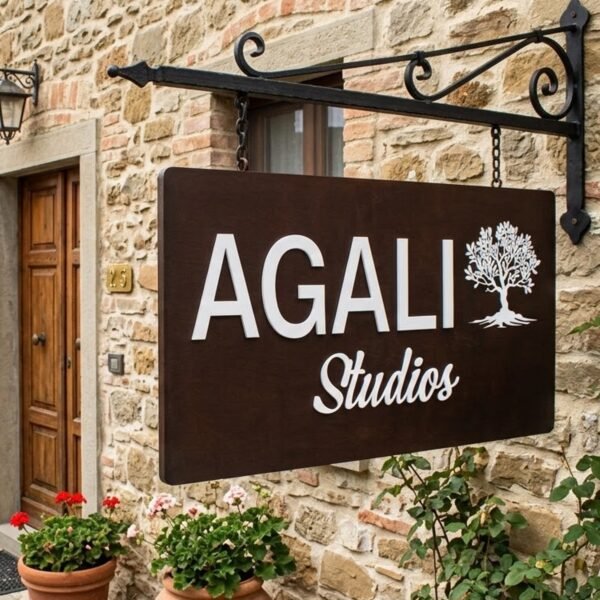 Ξύλινη Επιγραφή με Στοιχεία Plexiglass 1 Ξύλινη Επιγραφή με Στοιχεία Plexiglass λευκά κρεμασμένη σε μεταλλική βάση πάνω σε τοίχο πέτρινου εξοχικού σπιτιού