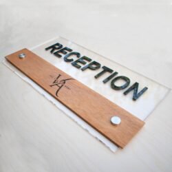 Πινακίδα Plexiglass και Ξύλο Με Λογότυπο &euro;39,99