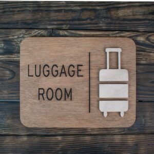 Αρχική 1 Ξύλινη πινακίδα Luggage Room με λευκό ανάγλυφο σύμβολο βαλίτσας