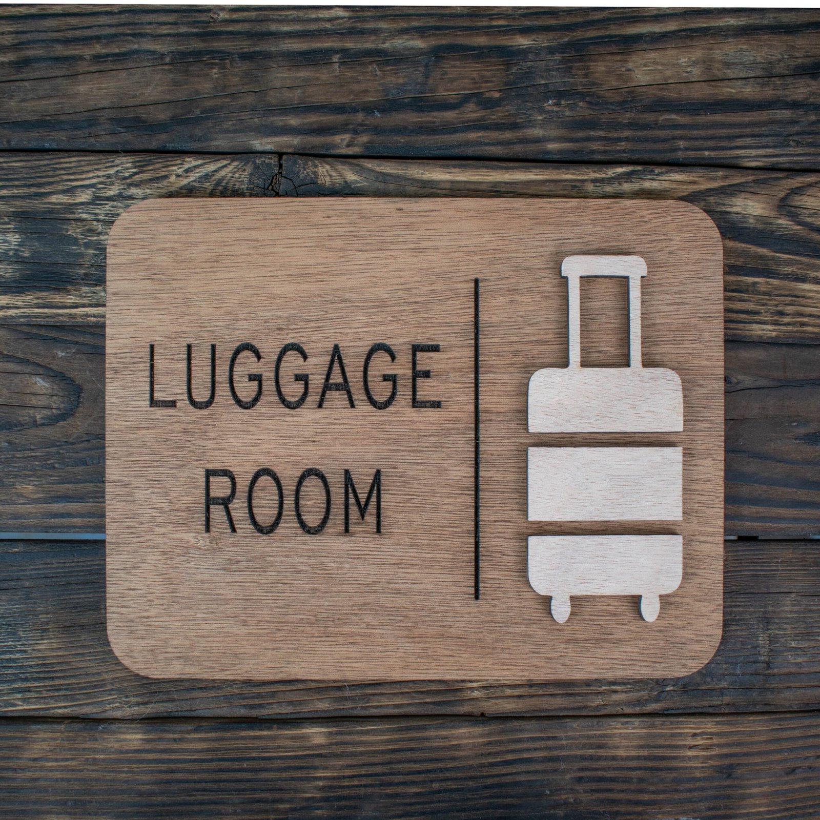 Ξύλινη Πινακίδα Luggage Room για Χώρο Αποσκευών 1 Ξύλινη πινακίδα Luggage Room με λευκό ανάγλυφο σύμβολο βαλίτσας