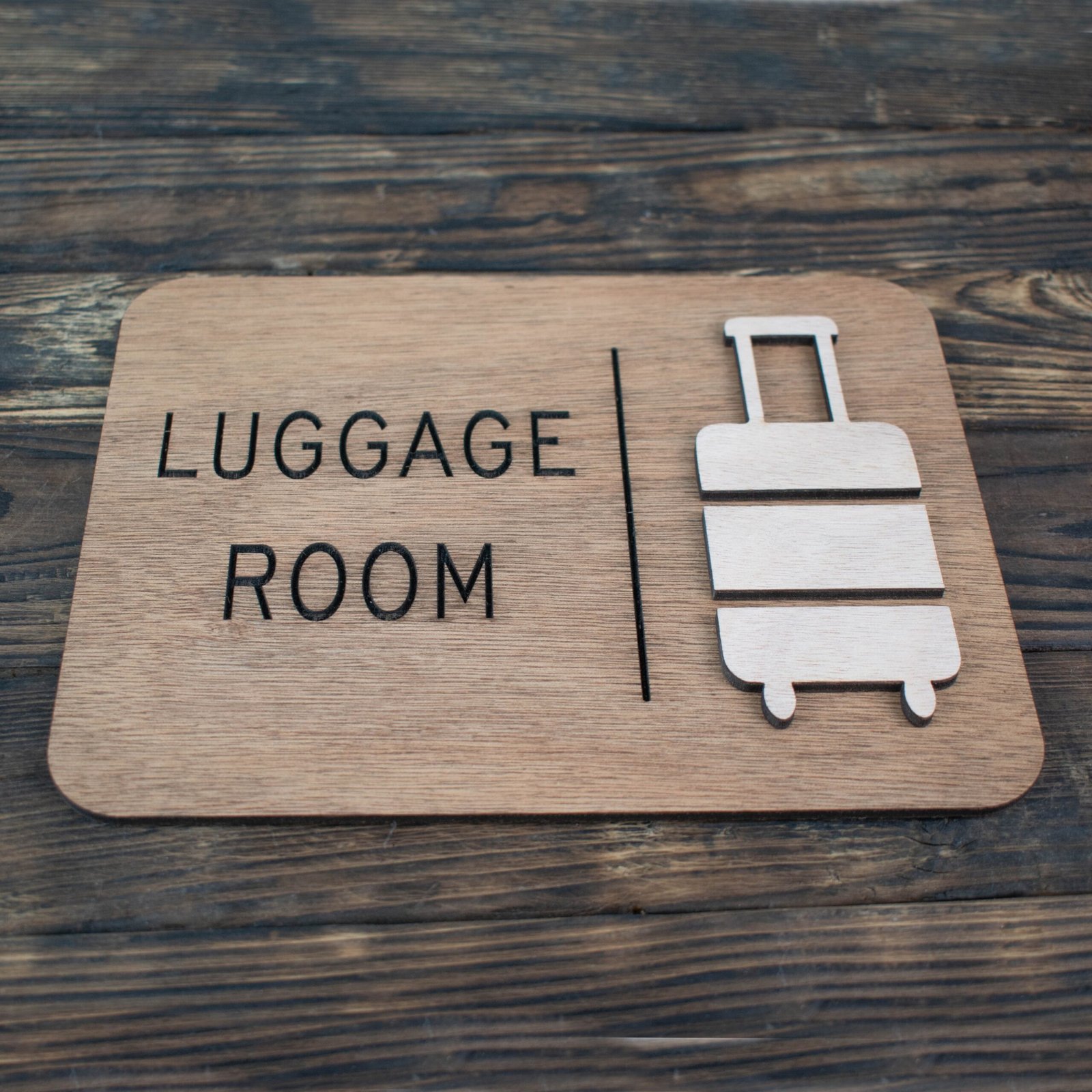 Ξύλινη Πινακίδα Luggage Room για Χώρο Αποσκευών 2 Πινακίδα Luggage Room από κόντρα πλακέ οκουμέ σε ξύλινη επιφάνεια